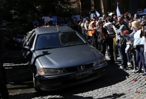 El cortejo fúnebre del fiscal Nisman fue custodiado por la Policía Federal, y acompañado por una larga caravana de coches. DR