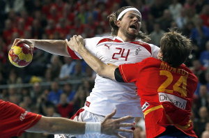 El lateral de la selección de España Viran Morros obstaculiza unlanzamiento  el lateral del Dinamarca Mikkel Hansen. DR
