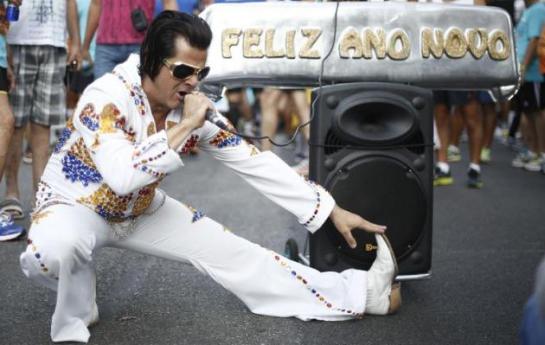 Fans de Elvis Presley festejan su 80 cumpleaños en pleno frío