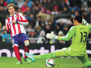 Gol. Fernando Torres supera con remate bajo a Keylor Navas para el primer tanto del Atlético de Madrid.