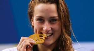Mireia Belmonte muerde uno de sus oros en el mundial de Doha.