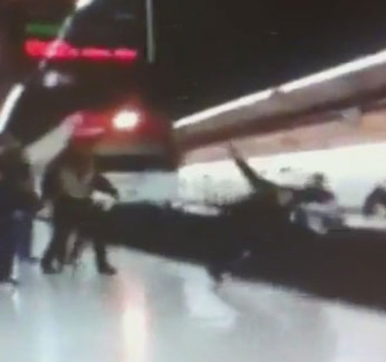 La Policía cree que el agente fue empujado a la vía de forma intencionada