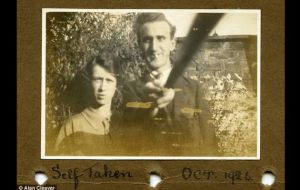¿El primer autorretrato con 'selfie stick' del mundo? (Foto: Alan Cleaver)