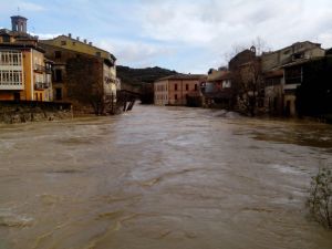 Río Ega inunda Estella, Puente del Azucarero Navarrainformacion.es