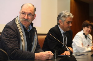 de izq. a dcha.: Pedro Subijana; Alberto Pérez Mediavilla, vicedecano de la Facultad de Farmacia; y María Paz Peña, profesora del departamento de Ciencias de la Alimentación y Fisiología