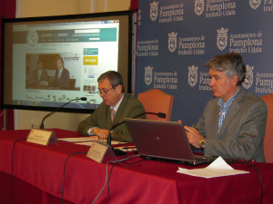 De izda a dcha. El concejal delegado de Proyectos y Conservación Urbana, José Javier López Rodríguez, y el vocal de la Junta Directiva de la Asociación Española de Parques y Jardines Públicos, Francisco Bergua Vizcarra