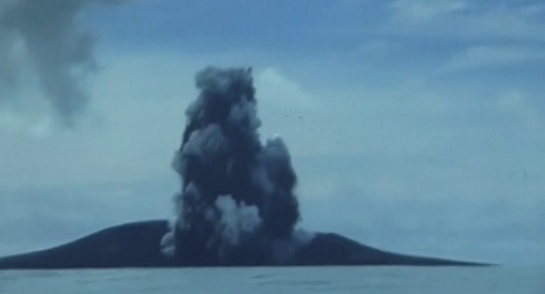Un volcán en erupción crea una nueva isla en el Anillo de Fuego del Pacífico