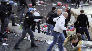 Aficionados-Feyenoord-siembran-caos-Roma_MDSVID20150220_0030_9