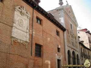 Fachada del convento de las Trinitarias de Madrid y placa conmemorativa de Cervantes que preside un lateral. DR