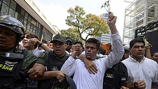 Leopoldo López sale de la cárcel y está en arresto domiciliario por 