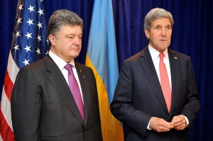 El secretario de Estado norteamericano, John Kerry, y el primer ministro ucranio, Petró Poroshenko, se muestra unidos en una rueda de prensa en Kiev. DR