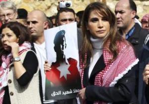 La reina Rania de Jordania (d), muestra un retrato del piloto Muaz Kasasbeh y el lema “Muaz es un mártir de lo correcto. DR