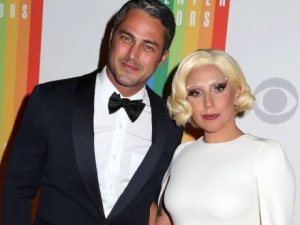 Lady Gaga anuncia que se casa con el actor Taylor Kinney.