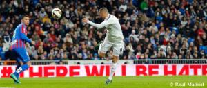 Espectacular espuela de Benzema ante el levante