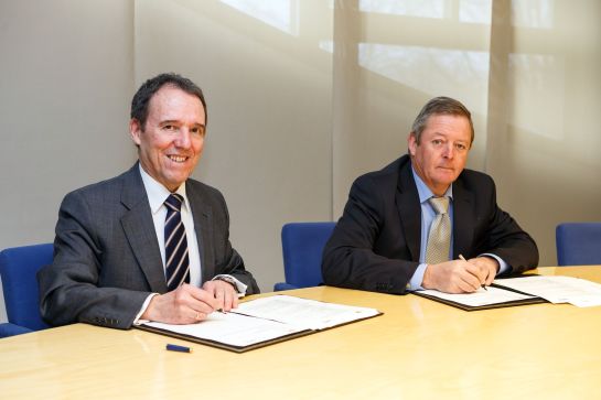 La UPNA y Caja Rural firman un convenio para desarrollar programas de docencia, investigación y extensión universitaria