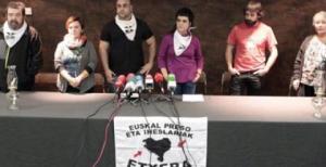 Nagore López de Luzuriaga (3ª dcha), una de las representantes de Etxerat -asociación de familiares de presos vascos-