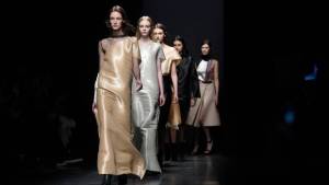Una modelo presenta las creaciones de Loewe el 6 de marzo de 2015 en París