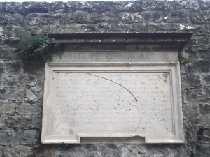 El Ayuntamiento de Pamplona cambiará la placa de Tomás de Zumalacárregui en el portal de Francia