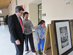 Una exposición retrata a alumnos con necesidades educativas especiales junto a los gigantes de Pamplona