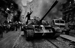 La muestra fotográfica tendría a grandes de la fotografía. (Foto Robert Capa)