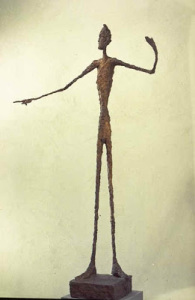 Giacometi hombre señalando