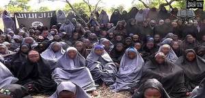 Imagen difundida del grupo islamista Boko Haram de las 200 niñas secuestradas en Chibok, por AFP