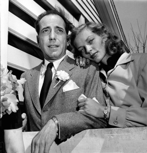 Lauren Bacall y Humphrey Bogart el día de su boda en Ohio.
