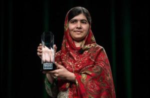 La premio Nobel Malala Yousafzai gana la medalla de la libertad.