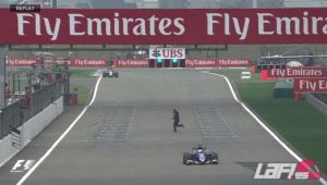 Momento en que el espontáneo cruza la pista de Shanghai twitter