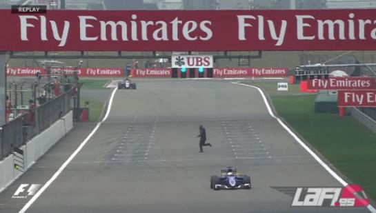 ¡Un espontáneo cruzó por la pista en medio de los Libres de la F1!