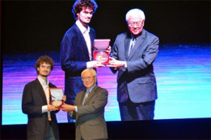 El presidente de Singapur, Tony Tan, entrega la medalla a Luca Giancardo, miembro de neuroQWERTY, finalista del Singapore Challenge 2015 (Fotografía: NRF Singapur)