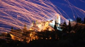 Pascua ortodoxa griega-guerra de los fuegos artificiales