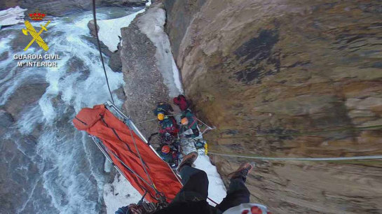 Primeras imágenes del rescate de los cadáveres de los dos montañeros españoles