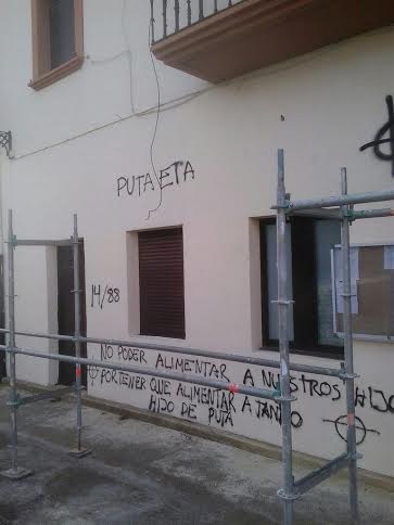 El Alcalde de Garínoain denuncia las pintadas “ultras” en la fachada  del Ayuntamiento