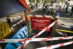 Precintados 25 parques infantiles de Pamplona para concienciar sobre el acogimiento familiar