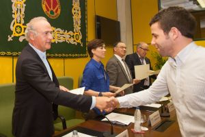 Esteban Morrás, en primer plano, entrega un diploma a un estudiante junto a Eloísa Ramírez, Román Felones y Javier Merino