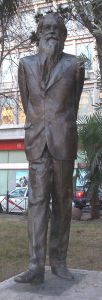 Estatua ubicada en el Paseo de Recoletos en Madrid (Francisco Toledo Sánchez, 1972), por iniciativa del Círculo de Bellas Artes de Madrid, 1973.