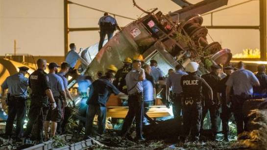 Accidente de tren en Filadelfia deja seis personas muertas y 146 heridos