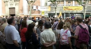 Acosan familia pide enseñanza bilingüe en Mataró
