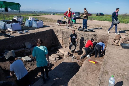 Cástulo (Jaén) enseña la vida de sus antiguos habitantes a través de cinco tumbas