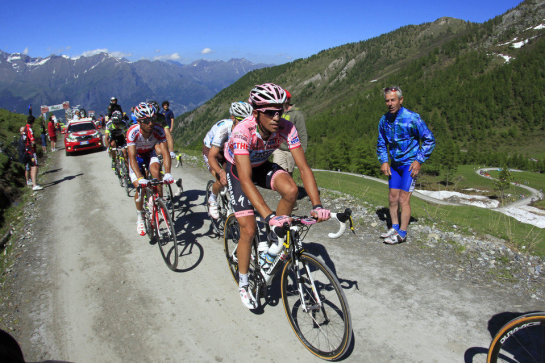 Aru gana en Sestriere y Contador salva el Giro tras sobreponerse a una crisis