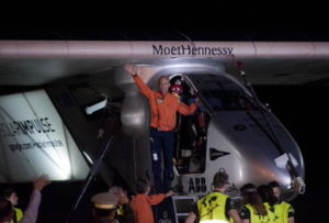 El piloto Bertrand Piccard saluda desde el Solar Impulse 2