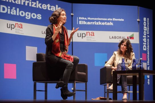 Elsa Punset y la profesora Begoña Pérez Eransus compartieron el segundo diálogo organizado en Baluarte por Laboral Kutxa y la UPNA