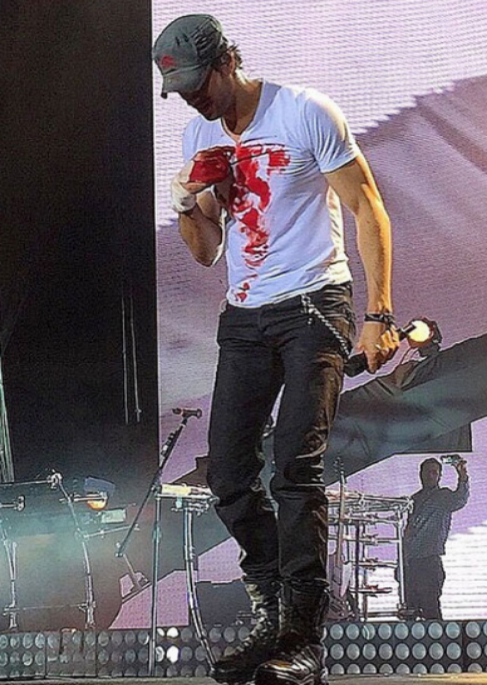 Enrique Iglesias se hiere una mano al coger un dron en pleno concierto