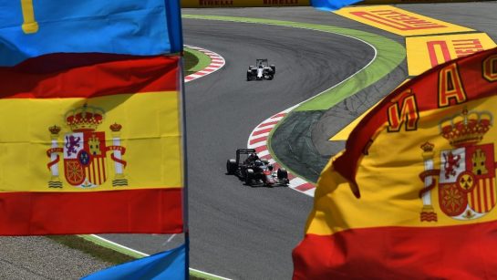Rosberg gana en Barcelona, Sáinz puntúa y Alonso abandona