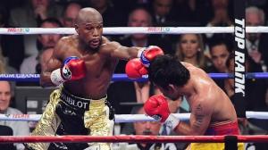 Mayweather golpea a Pacquiao.