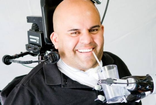 Diseñan un brazo robótico que permite a parapléjicos realizar movimientos más fluidos