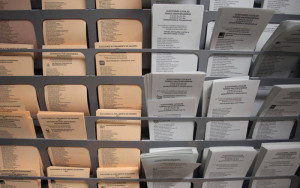 Papeletas de los partidos políticos preparadas en la cabina de un colegio electoral de Pamplona .