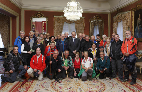 El alcalde de Pamplona recibe a la asociación de caminantes El Roble