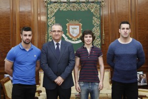 El alcalde de Pamplona recibe a los tres judokas navarros con medalla en los campeonatos de España